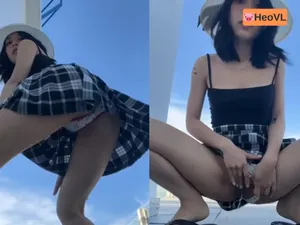 Ghệ dâm đi du lịch nhưng cũng không quên quay clip show hàng cho fans xem