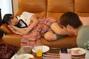 Chàng trai trộm nhìn quần lót bạn gái bồ đang ngủ thì bị phát hiện
