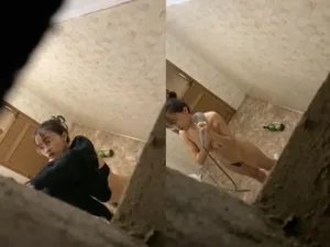 Quay lén bồ vú to tắm, khe cô bé chảy nước ròng ròng