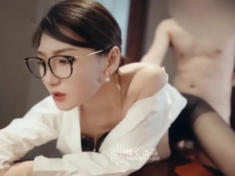 Vào phòng riêng được tiền bối nữ dâm đãng mút cậu bé cho