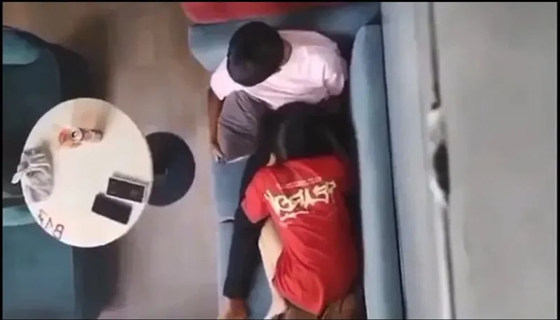 Quay lén tình nhân liếm liếm cho người yêu nơi công cộng