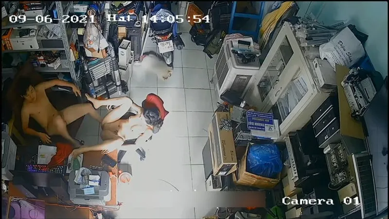 Cô vợ gã chồng nắc nhau trong của hàng máy tính