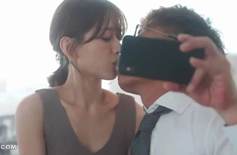 Thấy cô vợ hơi lạ, ông xã xem điện thoại vợ yêu và thấy cảnh trả bài với cấp trên của mình