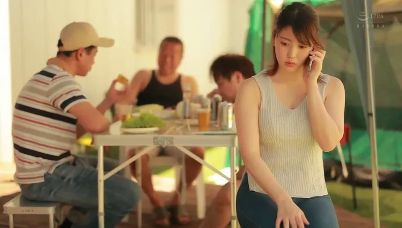 Chồng yêu khờ để cô vợ tham gia sự kiện cắm trại với mấy gã nhà sát bên và cái kết